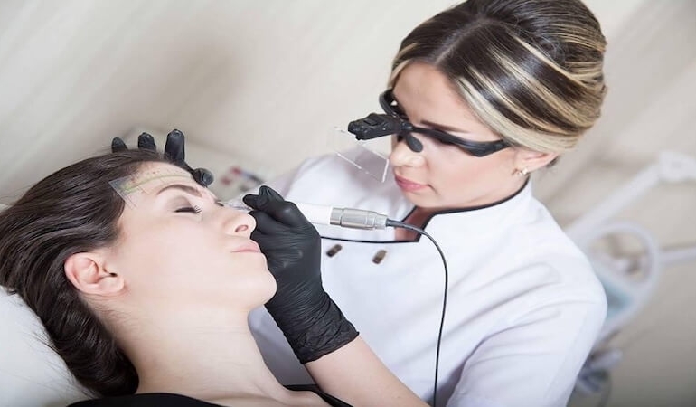 Kalıcı Makyaj Artık Milyar Dolarlık Bir Endüstri